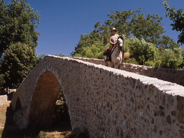 Puente de Serres a caballo